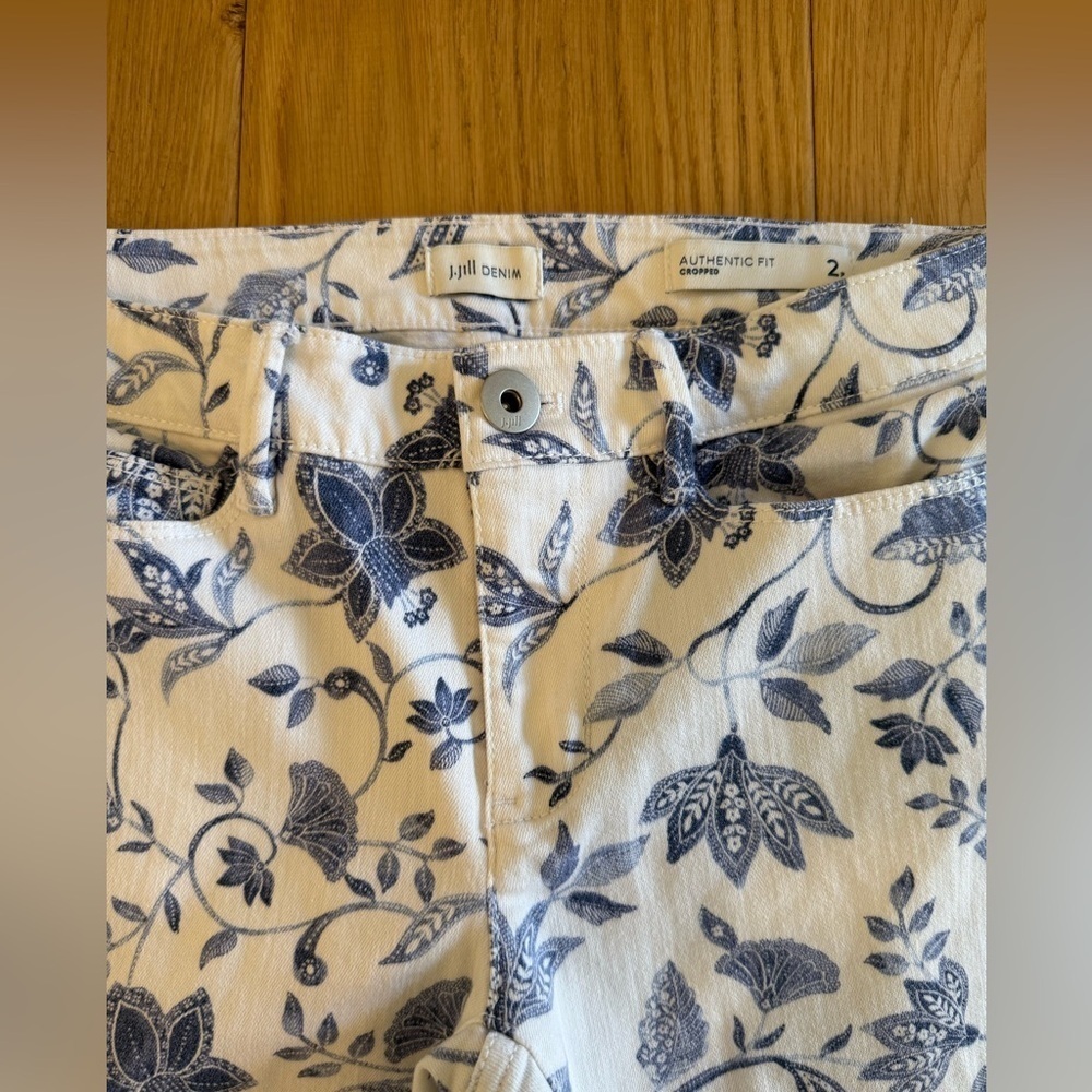 J. Jill Authentic Fit Cropped Jeans Blue White Floral Print Size 2 - Picture 4 of 5